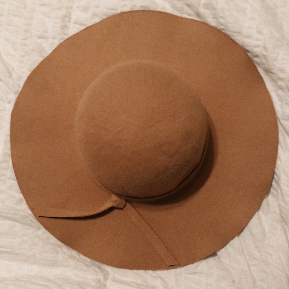 WIDE BRIM FELT HAT